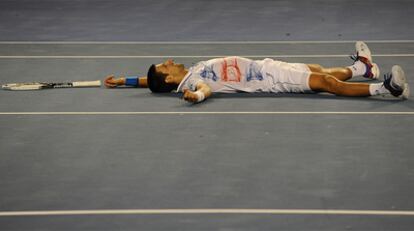 Djokovic, tendido sobre la pista tras derrotar a Murray.
