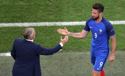 Deschamps saluda a Giroud tras sustituirlo.