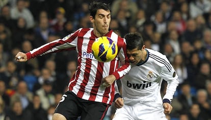 Iraola golpea a Cristiano en la pugna por el balón.