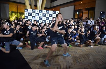 Un grupo de niños japoneses realizan una Haka durante la ceremonia de bienvenida de los All Blacks en su llegada a un hotel en Kashiwa (Japón)