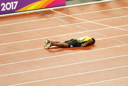 El jamaicano trató de llegar a la meta y desistió, quedando boca abajo, desconsolado.