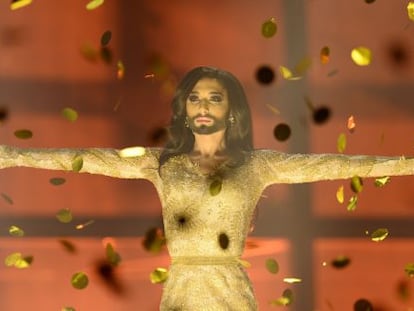 Conchita Wurst celebra el triunfo en el Festival de Eurovisión.