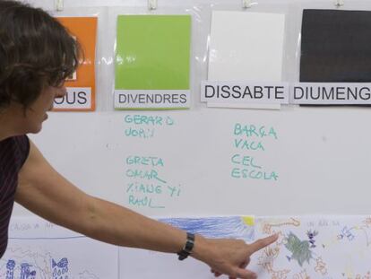 Una mestra dóna classes en català en una escola de Barcelona.
