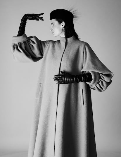D’Urso luce un abrigo creado por Balenciaga a comienzos de la década de 1950. “Las mujeres se sentían guapísimas y poderosas con su ropa. Y la moda se trata de eso, de empoderar”, señala la figurinista alemana Bina Daigeler, diseñadora del vestuario de la serie.
