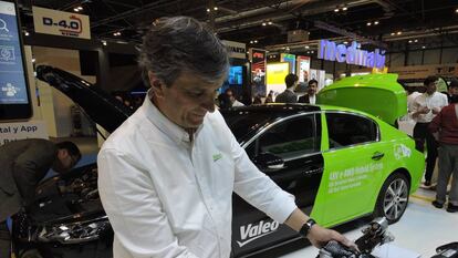 José-Antonio Tercero, director general de Valeo Services, muestra el motor 48V para híbrido.