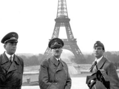 Hitler junto al arquitecto Albert Speer (i) y el escultor Arno Breker, ante la Torre Eiffel, una imagen de Heinrich Hoffmann, fotógrafo personal de Hitler.