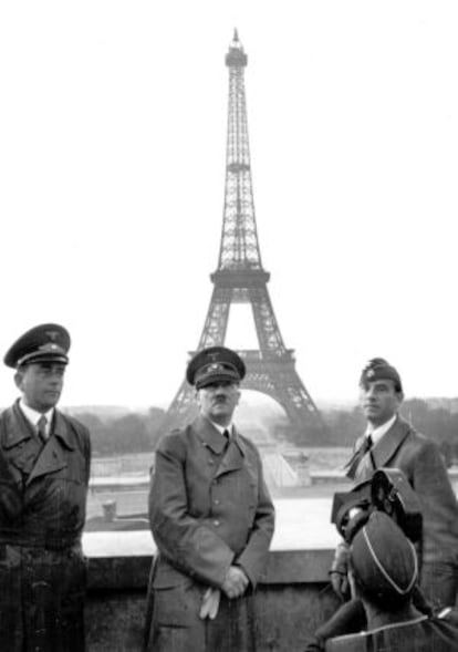Hitler junto al arquitecto Albert Speer (i) y el escultor Arno Breker, ante la Torre Eiffel, una imagen de Heinrich Hoffmann, fotógrafo personal de Hitler.