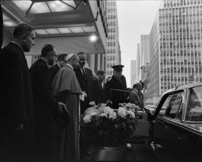 El presidente Lyndon B. Johnson saluda al Papa Pablo VI en Nueva York, el 4 de Octubre de 1965.