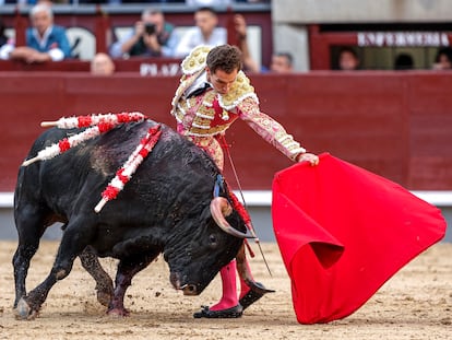 Ginés Marín torea al natural a uno de sus toros.