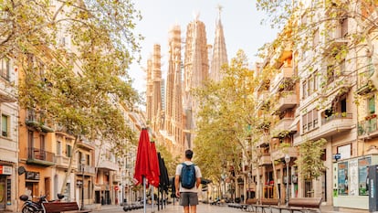 Un chico con una mochila pasea por las cercanías de la Sagrada Familia, en Barcelona.