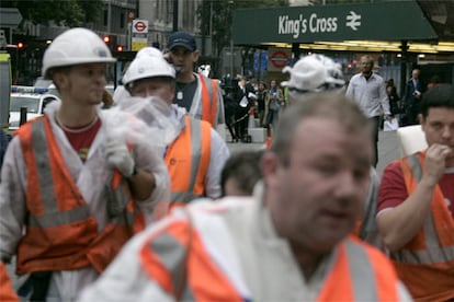 Varios operarios abandonan la estación de King&#39;s Cross, una de las afectadas por los atentados, tras largas horas de trabajo nocturno después de las axplosiones.