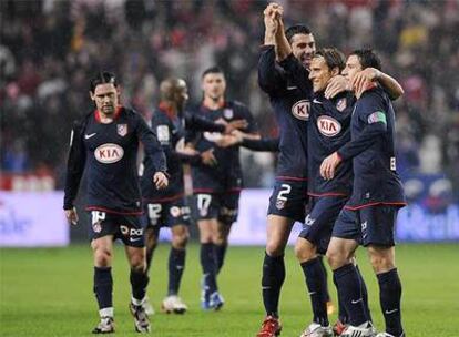 Los jugadores del Atlético de Madrid celebran un gol de Forlán