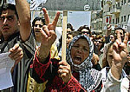 Una manifestante muestra una fotografía de Arafat ayer en Ramala.