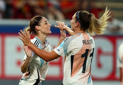 Esther González (izquierda) y Alexia Putellas celebran el segundo gol de la delantera ante Bélgica este viernes en Lovaina.