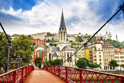 El puente peatonal de Saint Georges sobre el río Saona, con la iglesia de Saint Georges al fondo, en Lyon (Francia).