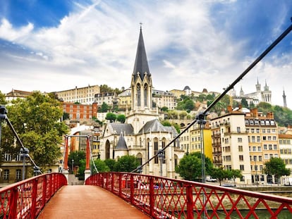 El puente peatonal de Saint Georges sobre el río Saona, con la iglesia de Saint Georges al fondo, en Lyon (Francia).