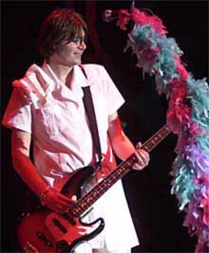 Nicky Wire, el bajo de Manic, en un momento de su actuación.