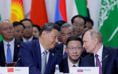 Los presidentes de China, Xi Jinping, y Rusia, Vladmir Putin, durante la cumbre de los BRICS en Kazn, el 24 de octubre.