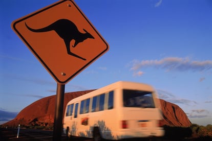 Los australianos se definen como gente contenta. Tienen razones objetivas para estarlo: seguridad, un sistema educativo fuerte, una buena conciliación de la vida laboral y personal. Pero, además, pueden presumir de una gran ciudad como Sídney, con sus magníficos restaurantes, sus mejores playas, las Montañas Azules o eventos como el Mardi Gras o los fuegos artificiales de año nuevo. También de urbes como Perth, Adelaida, que se presenta como “la elegante capital de la cultura de Australia Meridional”, o la estilosa, cultural, gastronómica y deportiva Melbourne. Viñedos, desiertos, la isla-estado de Tasmania o la Gran Barrera de Coral completan el cuadro. En la foto, Ayers Rock.