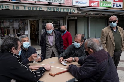 Un grupo de mayores jugando a las cartas en la plaza de Quintana.