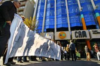 Concentracin de protesta ante una sede de la CAM. EFE/Archivo