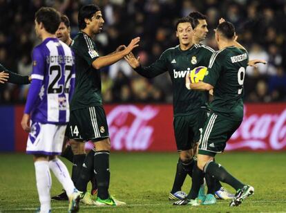 Khedira y Benzema celebran un gol con Özil