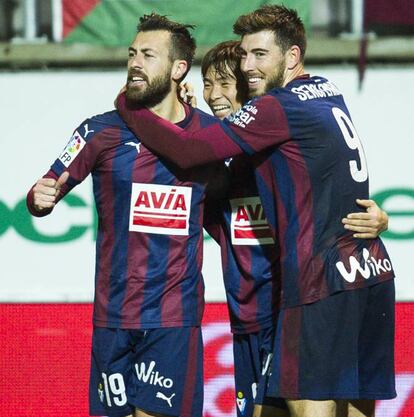 Sergi Enrich y Antonio Luna no eran precisamente dos celebridades. Estos futbolistas del Eibar no tenían problemas para andar por la calle con total tranquilidad. Hasta que, en otoño de 2016, llegó el escándalo: un vídeo porno de menos de un minuto empezó a saltar de móvil en móvil, vía WhatsApp, a lo largo y ancho de España, hasta convertirse en un fenómeno viral. En él aparecían Enrich y Luna haciendo un trío con una chica anónima. El escándalo obligó al Eibar a aparcar temporalmente a los jugadores. Además, la chica implicada denunció a los dos futbolistas por grabarla, ya que no les dio consentimiento. En la imagen, Takashi Inui (centro) celebra con sus compañeros de equipo Sergi Enrich (derecha) y Antonio Luna un gol en 2016.