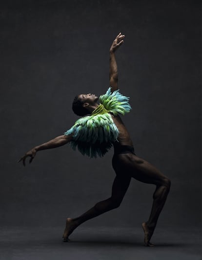 Calvin Royal III, bailarín solista del American Ballet Theatre, luce una capa de plumas vintage de Dior.