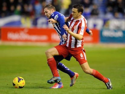 Nano disputa el bal&oacute;n con Matamala en un momento del encuentro.