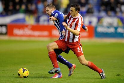 Nano disputa el bal&oacute;n con Matamala en un momento del encuentro.