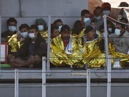 Un grupo de migrantes, después de ser rescatados por los guardacostas italianos, esperan a desembarcar en la isla de Lampedusa (Sicilia) el pasado 17 de mayo.