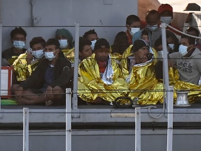 Un grupo de migrantes, después de ser rescatados por los guardacostas italianos, esperan a desembarcar en la isla de Lampedusa (Sicilia) el pasado 17 de mayo.