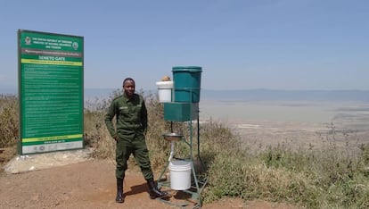 Sistema de lavamanos e higienización frente a la Covid-9 instalado a la entrada de todos los parques tanzanos, en este caso, en el del cráter del Ngorongoro.