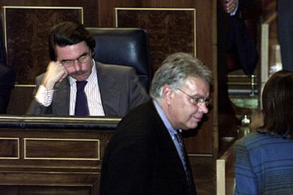 Felipe González pasa ante el escaño de José María Aznar durante la votación de dos proposiciones no de ley sobre la guerra de Irak en marzo pasado.