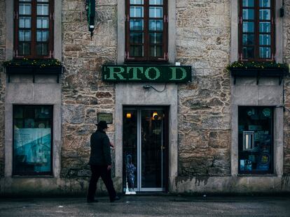 Un hombre entra en una farmacia de Villestro (A Coruña).