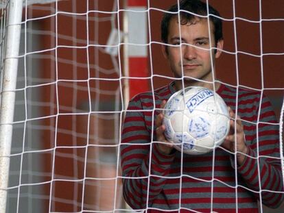 El árbitro Xabier Rodríguez, en las instalaciones deportivas del instituto de Betanzos.