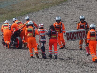 Marc Márquez es asistido por los médicos de MotoGP tras caerse en los entrenamientos libres del GP de Alemania.