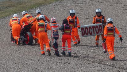 Marc Márquez es asistido por los médicos de MotoGP tras caerse en los entrenamientos libres del GP de Alemania.