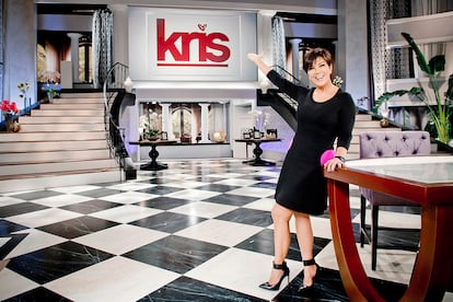 Kris – En su intento de convertirse en la próxima Oprah Winfrey o Ellen DeGeneres, la matriarca de la familia, Kris Jenner, presentó en el verano de 2013 su propio talk show, que no logró sobrevivir más allá de la parrilla estival debido a sus bajas audiencias. Ni la estelar visita de su exyerno, Kanye West, que llevaba años sin ofrecer una entrevista televisiva, pudo remontar la falta de carisma de la presentadora. “Cuando la cámara se centraba en ella no parecía un ciervo deslumbrado por las luces del coche, sino un ciervo que ya había sido atropellado”, fue la cruel sentencia que hizo sobre su trabajo uno de los directivos de la FOX, Frank Cicha.