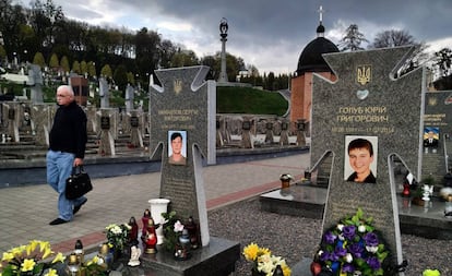 Tumbas de muertos en la guerra en el Este, este miércoles en el cementerio de Lychakiv, en Lviv.