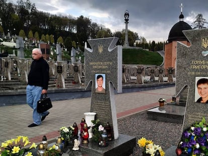 Tumbas de muertos en la guerra en el Este, este miércoles en el cementerio de Lychakiv, en Lviv.