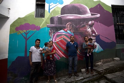 Benito Hernández, Cecilia Castillo, Ocotlán Macari y Saturnino Moreno son varios jóvenes del pueblo maseual que han sido formados por la cooperativa Onergia para instalar paneles solares.