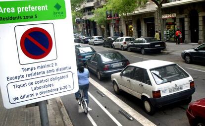 Una calle del Eixample barcelon&eacute;s con &aacute;rea verde. 