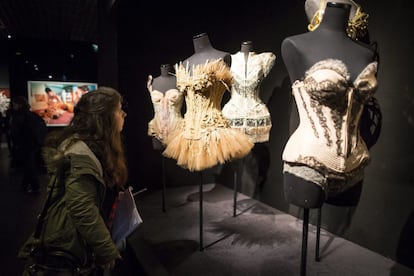 Una mujer pasea entre los corsés de la exhibición de Gaultier de París, que ya ha estado expuesta en Melbourne, Madrid, Nueva York y Londres. En total, 175 piezas de alta costura y prêt-a-porter diseñadas entre 1976 y 2015.