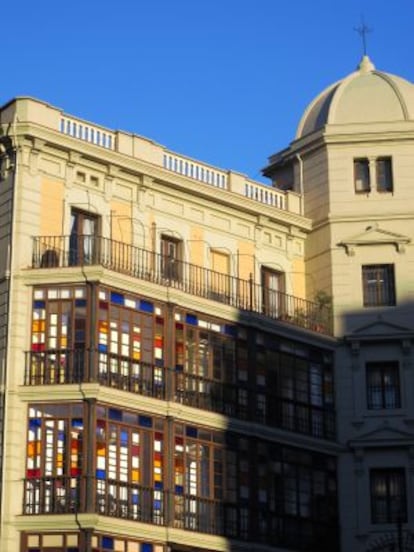 Vidrieras de colores decoran la fachada del edificio del Diputació 300, en la Dreta de l’Eixample (Barcelona).