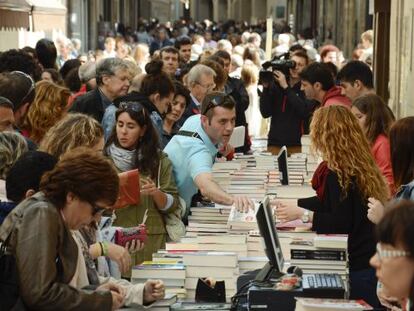 Gent que passeja per Lleida per veure i comprar llibres durant Sant Jordi, l'any passat.