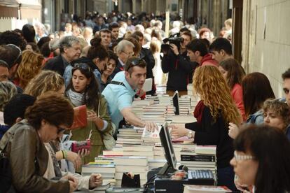 Gent que passeja per Lleida per veure i comprar llibres durant Sant Jordi, l'any passat.