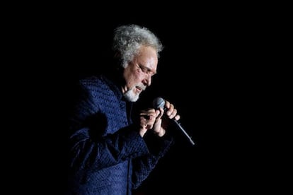 El cantante Gal&eacute;s Tom Jones durante el concierto 