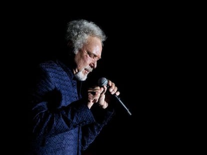 El cantante Gal&eacute;s Tom Jones durante el concierto 