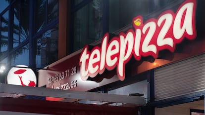 Cartel de una tienda de Telepizza en Valencia.